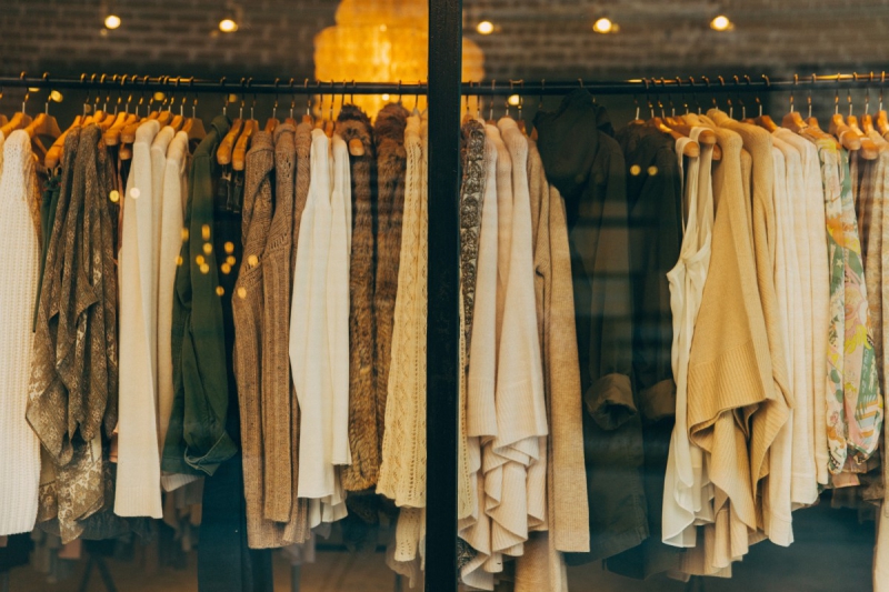 magasin-CARNOULES-min_clothe_fashion_store_shop_window_store_front-21277