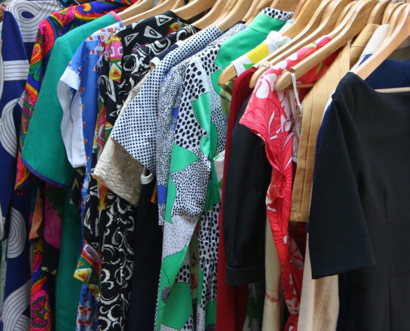 magasin-CARNOULES-min_dresses_apparel_clothing_clothes_clothes_hangers_wooden_hangers_retail_shop_closet-1149845