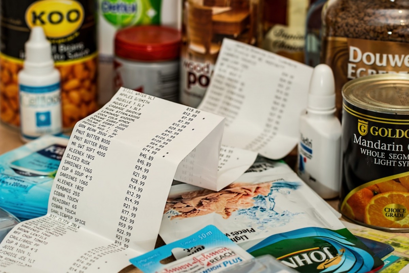 magasin-CARNOULES-min_shopping_spending_till_slip_purchase_retail_shop_buy_customer-704023
